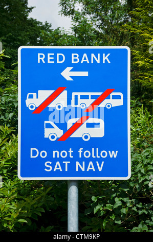Gros plan de l'avertissement ne pas suivre le système de navigation par satellite Panneaux de signalisation Red Bank Grasmere Cumbria Angleterre Royaume-Uni GB Grande-Bretagne Banque D'Images