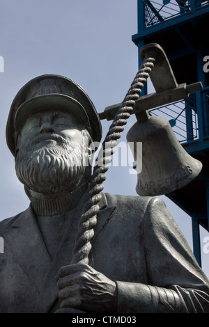 Le Capitaine Cat, personnage de la pièce radiophonique de Dylan Thomas sous 'Bois' Lait, tel que représenté par une statue à Swansea. Banque D'Images