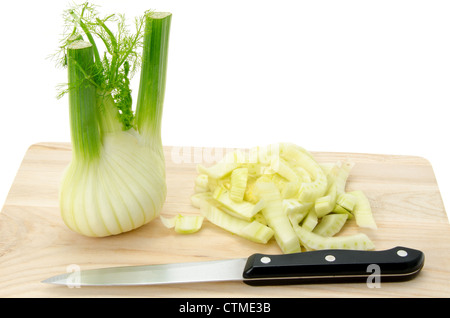 Le fenouil placé sur une planche à découper en bois - studio photo avec un fond blanc Banque D'Images