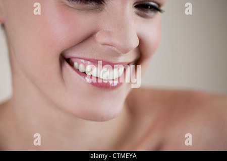 Close-up of a young woman laughing, trois quart voir Banque D'Images