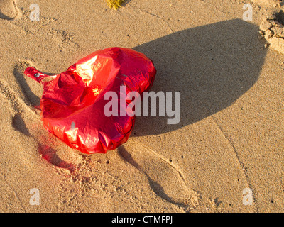 Ballon mylar dégonflé sur plage. Banque D'Images