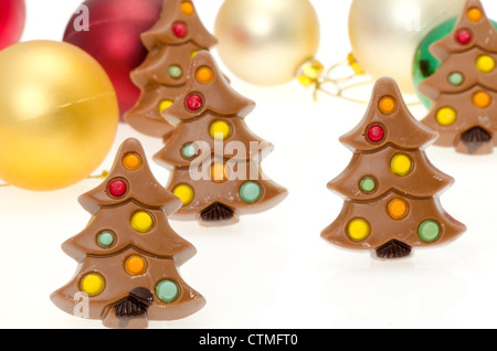 Les arbres de Noël au chocolat belge sur un arrière-plan de fête - faible profondeur de champ Banque D'Images