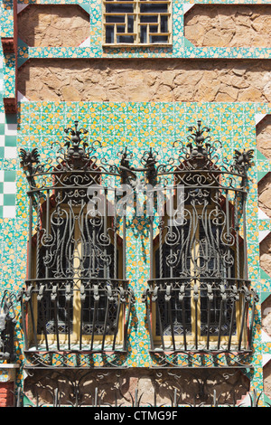 Casa Vicens, Barcelone, Espagne. Conçu par Antoni Gaudi. Détail de la fenêtre des barbecues et d'un balcon. Banque D'Images