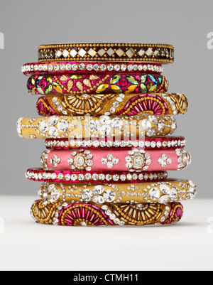 Les Bijoux de costume. Une pile de bracelets colorés. Banque D'Images