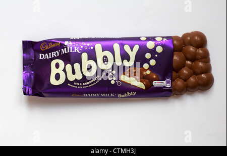 Bar de Cadbury Dairy Milk Bubbly chocolat avec pack jusqu'au bout, pour afficher le contenu du panier isolé sur fond blanc Banque D'Images