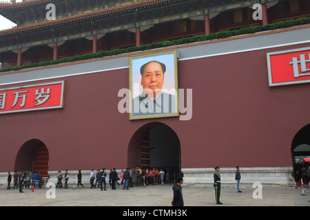 Avis des visiteurs à la place Tian'anmen, la ville de Beijing, capitale de Chine, Beijing, Provence, en Asie. Banque D'Images