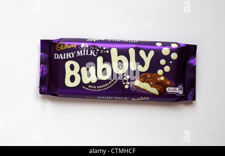 Bar de chocolat Cadbury Dairy Milk Bubbly bar isolé sur fond blanc Banque D'Images