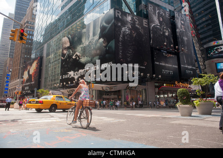 La publicité pour le dernier film de Batman, "The Dark Knight Rises' est vu dans Times Square Banque D'Images