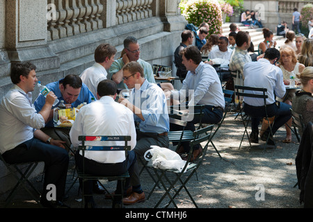 Les visiteurs de Bryant Park à New York profitez de leurs heures de déjeuner le Mardi, Juillet 24, 2012 (© Richard B. Levine) Banque D'Images