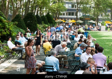 Les visiteurs de Bryant Park à New York profitez de leurs heures de déjeuner le Mardi, Juillet 24, 2012 (© Richard B. Levine) Banque D'Images