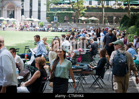 Les visiteurs de Bryant Park à New York profitez de leurs heures de déjeuner le Mardi, Juillet 24, 2012 (© Richard B. Levine) Banque D'Images