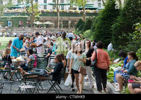 Les visiteurs de Bryant Park à New York profitez de leurs heures de déjeuner le Mardi, Juillet 24, 2012 (© Richard B. Levine) Banque D'Images