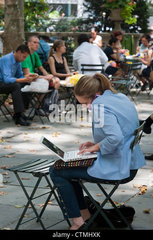 Les utilisateurs de l'ordinateur à Bryant Park à New York, profitez de l'accès gratuit à internet sans fil Banque D'Images