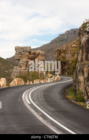 Route sinueuse à travers rocky boutures en bain's Kloof Pass, près de Wellington, Western Cape, Afrique du Sud. Banque D'Images