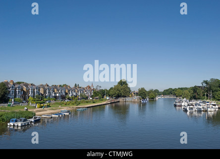 Maisons à dunmurry, Surrey, Angleterre, face à la Tamise, vu de Hampton Court bridge Banque D'Images