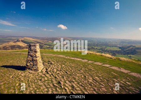 À l'est le long de la vallée de l'espoir le Sommet de Mam Tor dans le parc national de Peak District Derbyshire, Angleterre, Royaume-Uni Banque D'Images