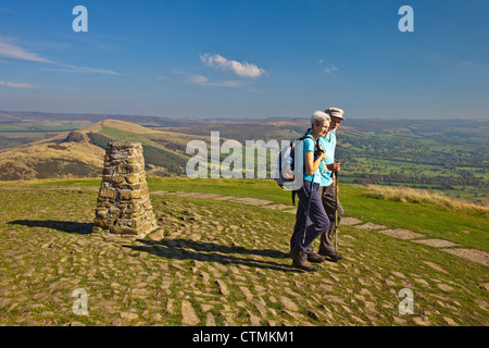 Deux marcheurs en admirant la vue depuis le sommet de Mam Tor dans le parc national de Peak District Derbyshire, Angleterre, Royaume-Uni Banque D'Images