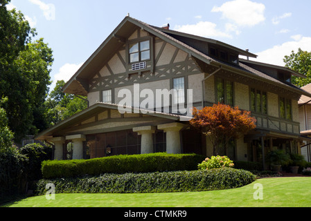 Belle maison dans le style Tudor Heritage Hills près de Oklahoma City, OK, États-Unis d'Amérique Banque D'Images