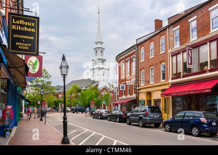 Market Street en direction de l'Église dans le centre-ville de Portsmouth, New Hampshire, USA Banque D'Images