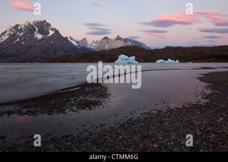 Vue sur Lac Grey de Cuernos del Paine, Parc National Torres del Paine, Patagonie, Chili Banque D'Images