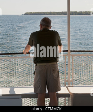 Un homme donne sur le lac Michigan à partir d'un ferry dans le comté de porte, au Wisconsin. Banque D'Images