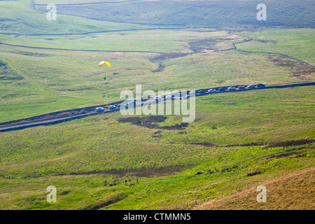 Para glider d'atterrissage dans un champ ci-dessous Mam Tor Hill dans le parc national de Peak District Derbyshire, Angleterre, Royaume-Uni Banque D'Images