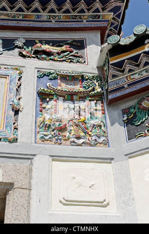 Bas-relief chinois colorés d'images sur mur, Cheong Fatt Tze Mansion, Georgetown, Penang, Malaisie. Banque D'Images