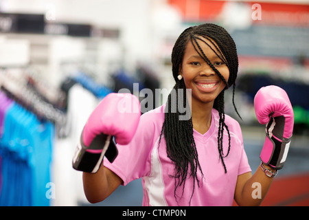 Une jeune femme portant des gants de boxe et regardant la caméra, Pietermaritzburg, KwaZulu-Natal, Afrique du Sud Banque D'Images