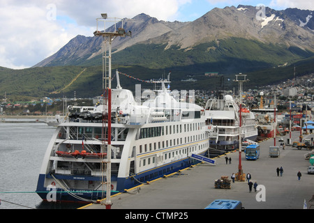 La jetée à Ushuaia, la ville et les montagnes, la Terre de Feu, Argentine Banque D'Images