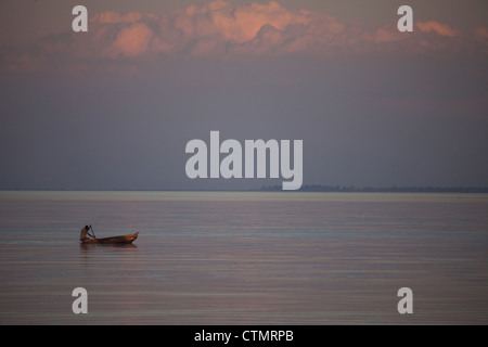 Samfia beach, pêcheur contrôler ses filets de pirogue, Lake Bengweulu, Zambie, Afrique Banque D'Images