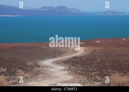 Chemin menant à travers les roches volcaniques pour le lac Turkana/ Mer de Jade, Loyongalani, région du lac Turkana, Kenya, Africa Banque D'Images