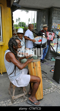 Salvador de Bahia, Brésil, musiciens brésiliens dans la rue. Banque D'Images
