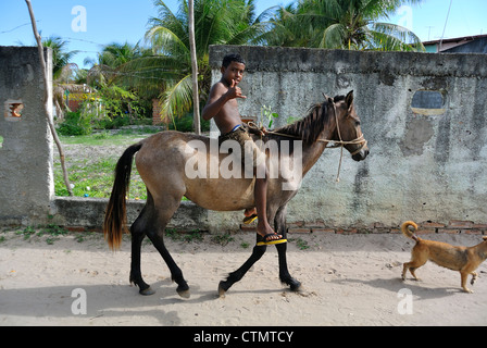 Morro de Sao Paulo, Salvador, Bahia, Brésil, Amérique du Sud, Brésil boy riding on a horse Banque D'Images