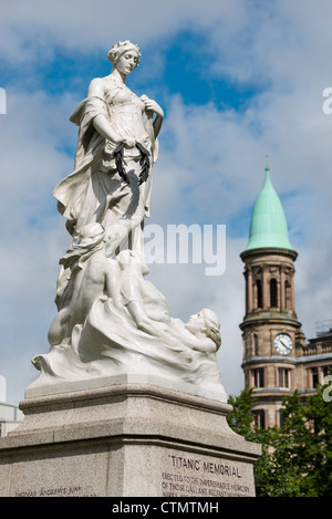 Titanic Memorial statue à l'Hôtel de ville, Belfast, Irlande du Nord. Banque D'Images