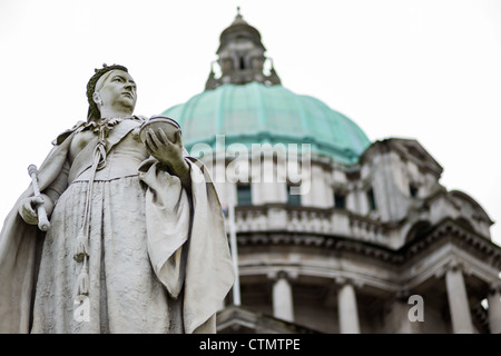 Belfast City Hall avec statue de la reine Victoria, de Belfast, en Irlande du Nord. Banque D'Images