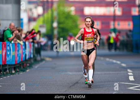 Liliya shobukhova de Russie s'exécutant dans le 31e marathon de Londres en 2011 Banque D'Images