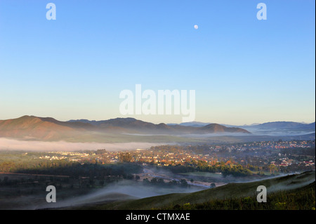 Le village de Greyton tôt le matin, le brouillard et l'établissement d'Overberg, lune, Western Cape, Afrique du Sud Banque D'Images