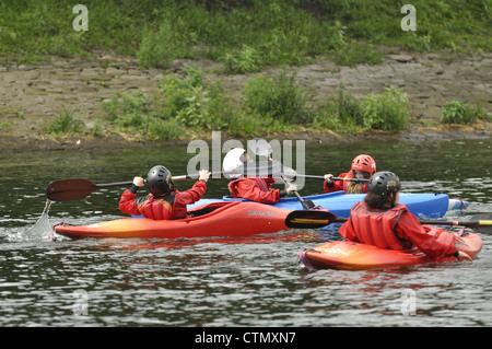 Les jeunes canoéistes sur Gorton réservoir inférieur, Debdale Park, Manchester dans un groupe Banque D'Images