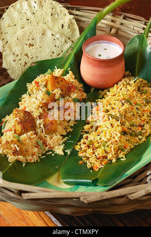 La cuisine indienne. Biryani biryani de légumes et poisson, servi avec du babeurre et papadums épicé Banque D'Images