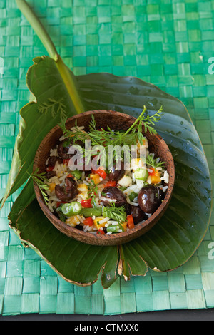 La cuisine traditionnelle africaine. Une salade de riz aux olives, les haricots, oignons de printemps, les poivrons et les raisins secs Banque D'Images