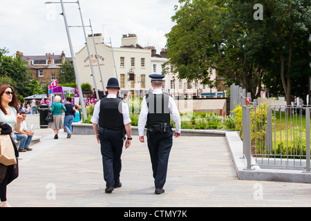 Deux policiers masculins walking Banque D'Images