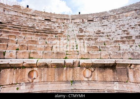 Sièges en pierre dans un grand théâtre du Sud , Jerash en Jordanie Banque D'Images