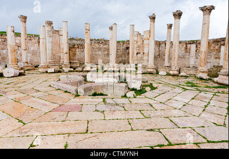 Ruines de l'ancienne maison du marché dans la ville antique de Jerash, Jordanie Banque D'Images