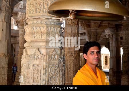 Un prêtre de Ranakpur, Jain temple, au Rajasthan Banque D'Images