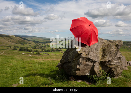 Parapluie dans le paysage de l'Norber erratiques à Austwick, North Yorkshire Dales National Park  L, UK Banque D'Images