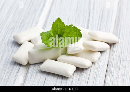 Les feuilles de menthe et le chewing-gum Banque D'Images