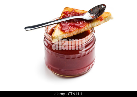 Toasts avec de la confiture dans un bocal en verre sur fond blanc Banque D'Images