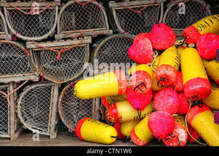 Une pile de casiers à homards commerciaux et des bouées de couleur vive sur un quai sur l'Île du Prince Édouard, Canada. Banque D'Images