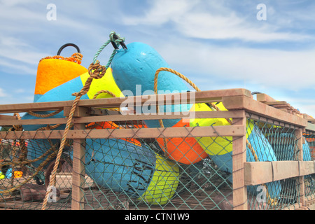 Pêcheur colorés dans une pose de bouées à homard sur un quai en Prince Edward Island, Canada. Banque D'Images