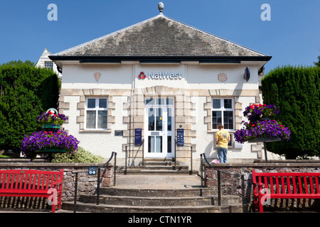 La banque NatWest, l'homme en ATM, Honiton, Devon Banque D'Images